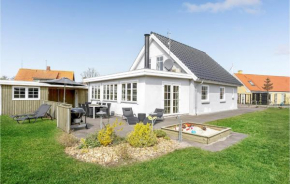 Cozy Home In Glesborg With Kitchen in Bønnerup Strand